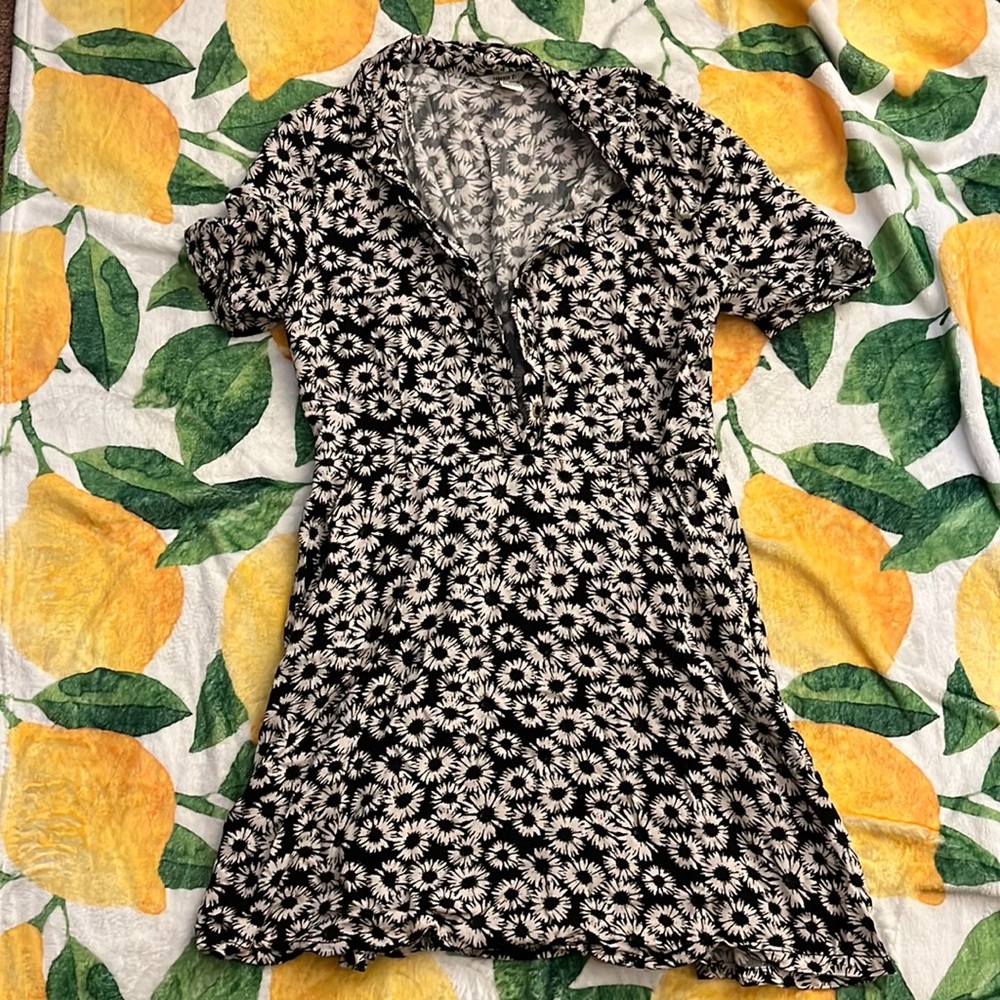 Forever 21 Black and White Daisy Print Mini Dress
